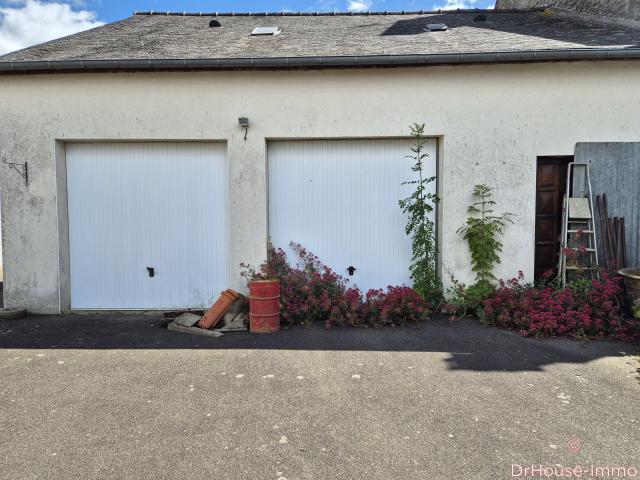 A 10 mn de GORRON, belle maison en pierres, 3 chambres dont 1 au rdc, garage, terrain de 1094 m2