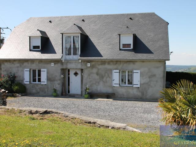 A 10 mn de Lourdes très belle maison de 130m2 avec 1500m2 de terrain, barbecue, terrasse, cour et abris de ja