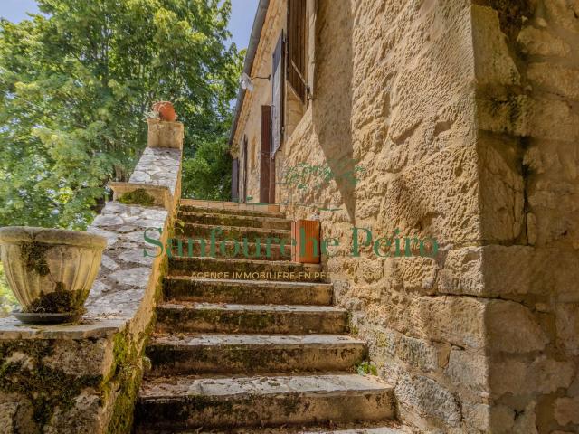 À 10 km au sud ouest de Sarlat, vallée de la Dordogne 125m² Beynac et Cazenac