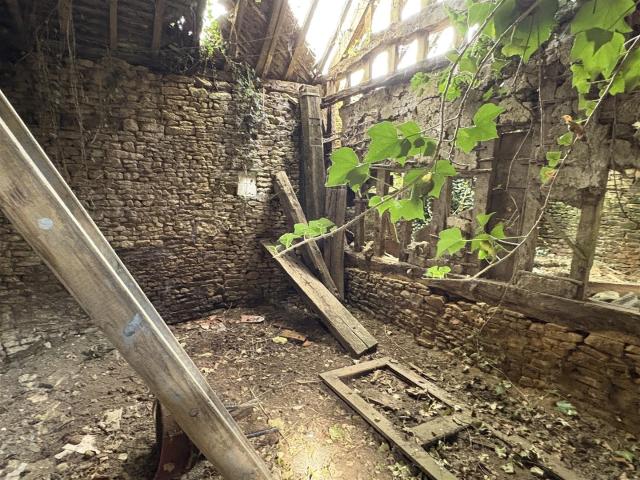 À 10KM DU HARAS DU PIN, 10KM DE SÉES, 2H DE PARIS L'AGENCE CAZIN IMMOBILIER vous propose cette maison à réhabi