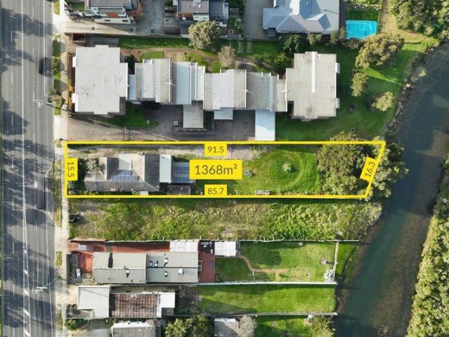 A 1,368 Square Metre Family Beachside Retreat Between Coast and Creek