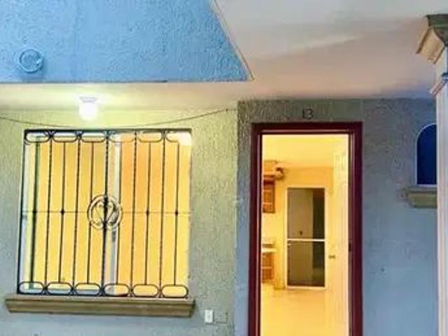 A 1 Cuadra De Plaza La Perla: Casa De 2 Pisos Renovada De 3 Recámaras En Coto Privado, Ambiente Tranquilo Y Familiar, Múltiples Vías De Acceso