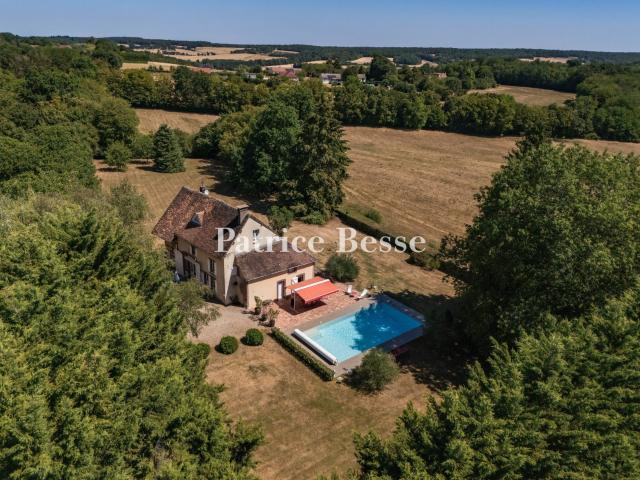 À 1 h 45 de Paris, en Bourgogne, corps de ferme rénové et pa. 255m² Toucy