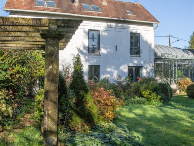 À 1 h de Paris, dans le département de l'Oise, au coeur du p. 450m² Noailles