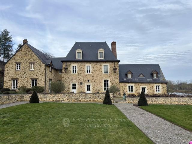 A 1h45 de Paris par Tgv – Magnifique manoir du Xvii siècle a. 480m² Château Gontier Sur Mayenne