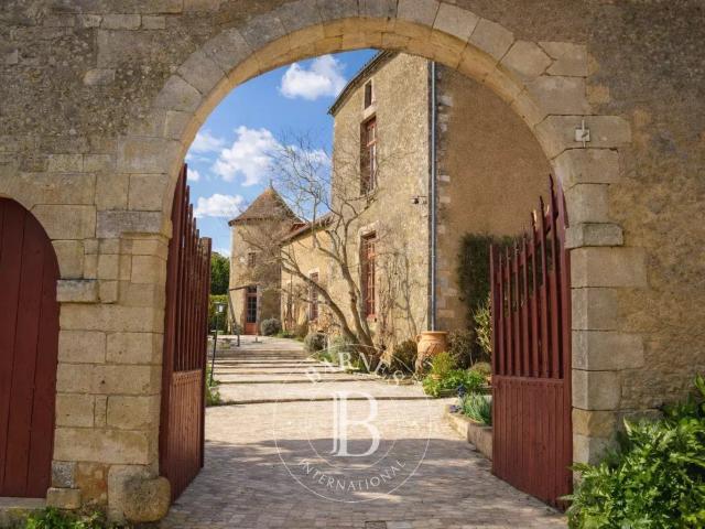 A 25 min de Niort Logis du XVIIe siècle Jardin de 7838 m. 439m² Coulonges Sur L'autize