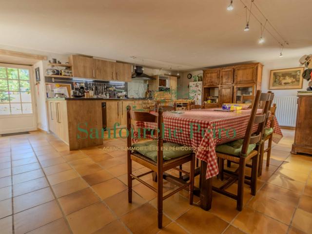 A 25 km à l'ouest de Sarlat et 7 km de St Cyprien 187m² Coux et Bigaroque