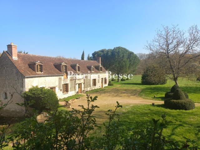 À 20 min de Tours et à quelques kilomètres d'une ville reche. 270m² Tours