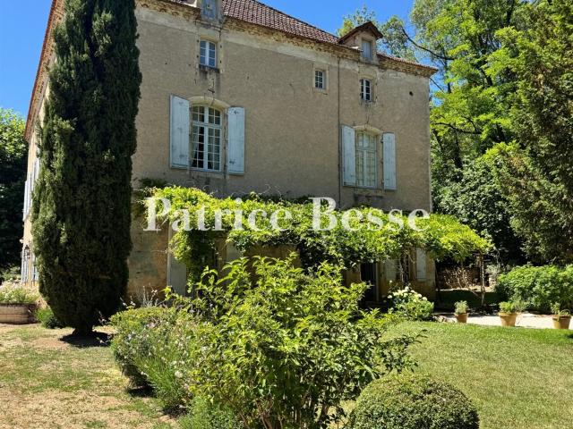 À 20 min de Cahors, au creux de la vallée du Vert et en bord. 698m² Prayssac
