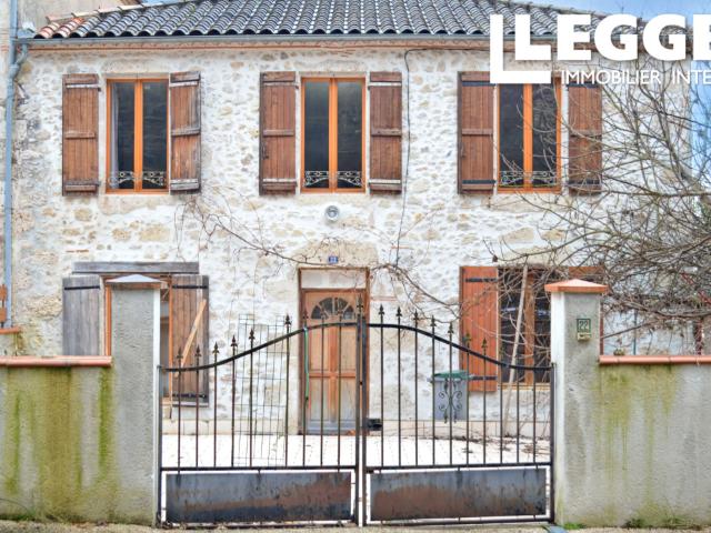 A 20 minutes d'Agen et de l' A62, grande maison familiale en pierre au centre d'un village tranquille