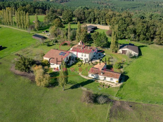 A 20 minutes de Chalais, sur plus de 32 hectares dont 8 hect. 289m² Chalais
