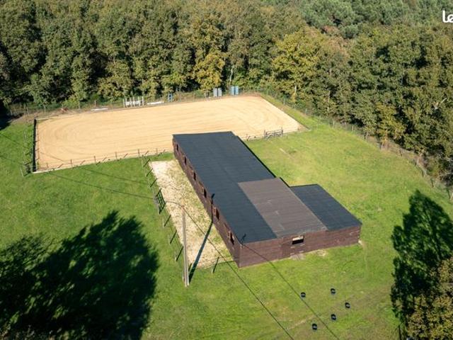 A 20 minutes de Chalais, sur plus de 32 hectares dont 8 hectares de pins, à 600 m du voisin le plus proche, propriété équestre