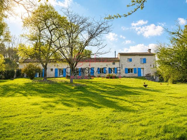 A 20 minutes de Branne, maison en pierre de 239 m2 sur 7603 m2 de terrain.