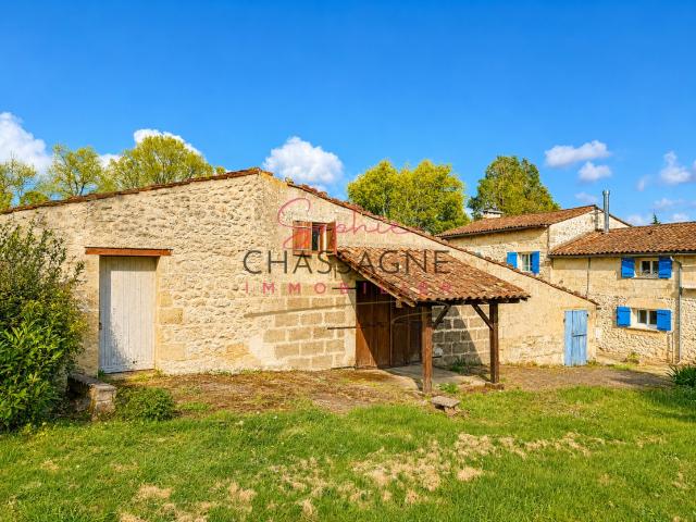 A 20 minutes de Branne, maison en pierre de 239 m2 sur 7603 m2 de terrain.