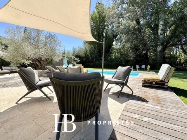 A 20 mn d'Avignon, villa de caractère avec piscine et atelier, 4 chambres, au bord de la Sorgue