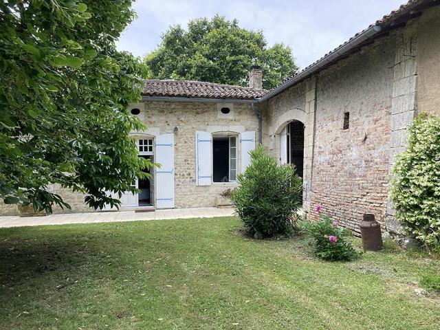 A 20mn de St André de Cubzac, charentaise de 285m2, 5 ch. Su. 285m² Chepniers