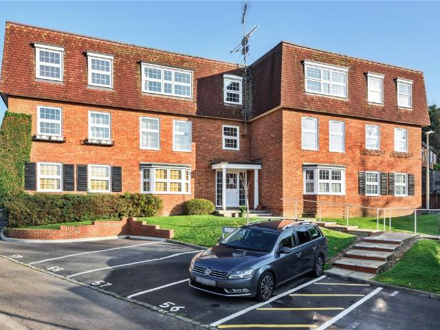 A 2 bed Upper Floor Flat in Milton Gardens, Wokingham, Berkshire