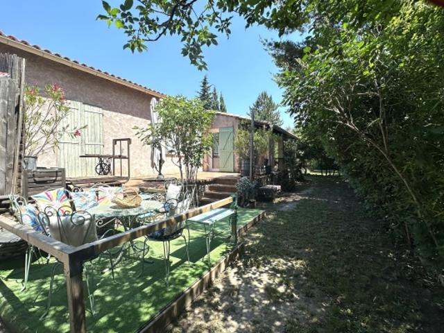 À 2 km d’Uzès. Maison de 120 m² sur un terrain de 1 460 m². Commerces à pied