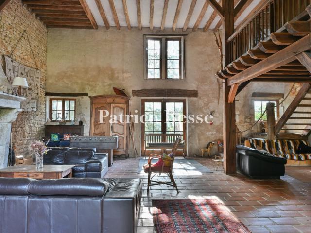 À 2 h de Paris, un ancien relais de poste et ses 6 ha de boi. 500m² Sainpuits