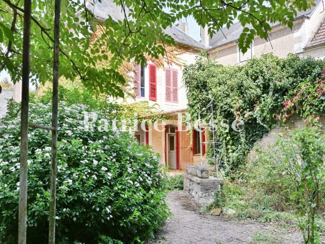 À 2 h de Paris, une élégante maison de maître à restaurer 310m² Charentenay