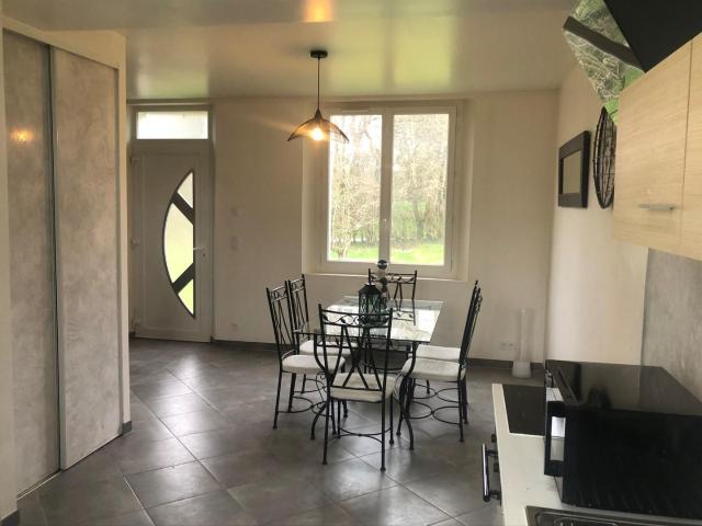 A 2 Heures de Paris et à 25 minutes de Sancerre, un prix tout doux pour cette maison entièrement rénovée sur un grand terrain constructible de 3477 m² !
