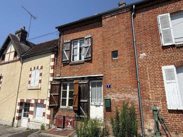 À 2H DE PARIS, 25MIN D ARGENTAN, 25 MIN DE L'AIGLE Au cœur d’un charmant bourg avec tous commerces, découvrez