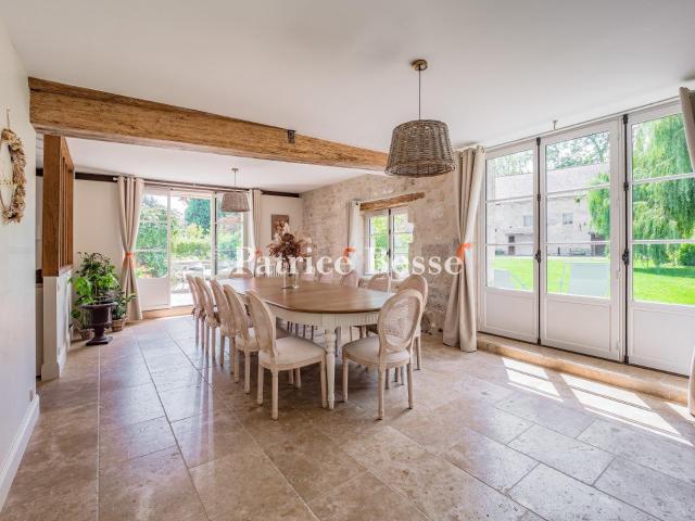 À 35 min au nord de Paris, et 20 min de de Roissy Charles de. 310m² Senlis