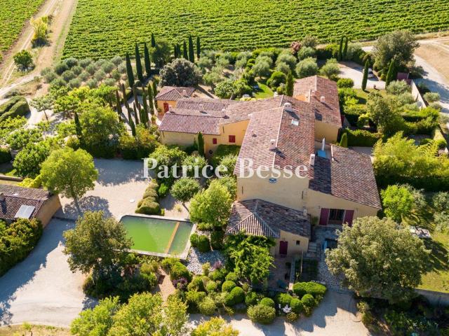 À 30 min d'Aix en Provence, dans une grande bastide de carac. 184m² Pertuis