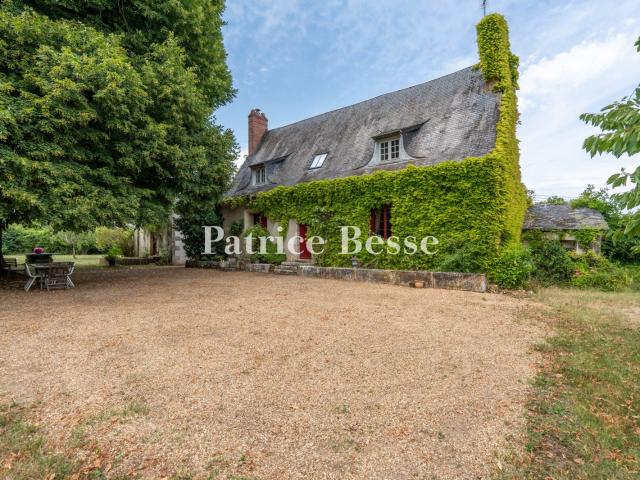 À 30 min de Tours, un logis du 17e s. Et ses dépendances, en. 368m² Tours