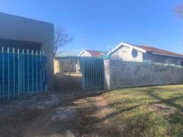 a 3 bedroom roodepoort north family.