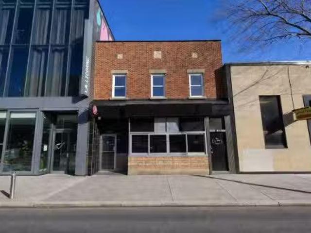 A 4557 Av. Papineau, Montréal Le Plateau Mont Royal, QC, H2H.