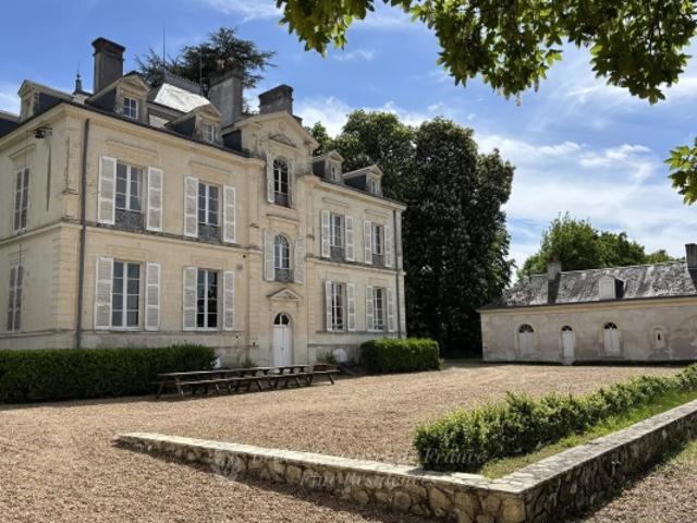 A 45 kms de Tours – Ravissante propriété du XIXème siècle avec plusieurs habitations, piscine et tennis au cœur de 88 hectares de terres libres