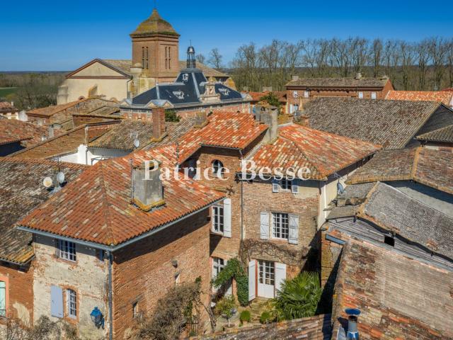 À 40 min de Toulouse, une demeure de village du 16e s. À cou. 392m² Verdun sur Garonne