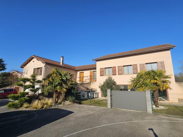 A 40 minutes de Lyon 8, belle villa de 450m2 avec piscine intérieure sur 3 224 m2 de terrain clos