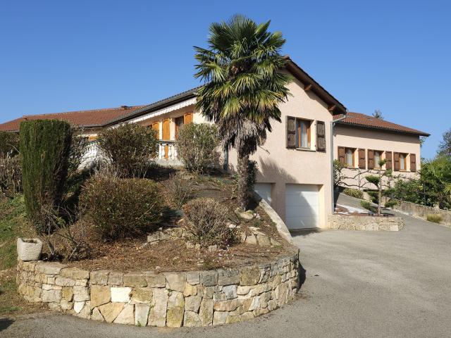 A 40 minutes de Lyon, belle villa de 450m2 avec piscine intérieure