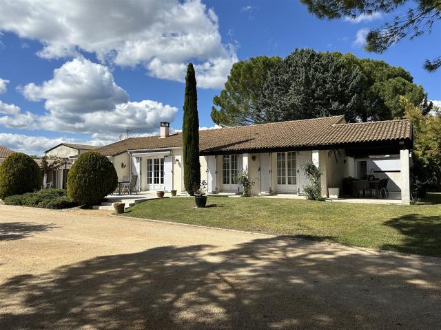 À 4 km du centre d’Uzès, belle propriété de 180 m² sur un te. 180m² Uzès