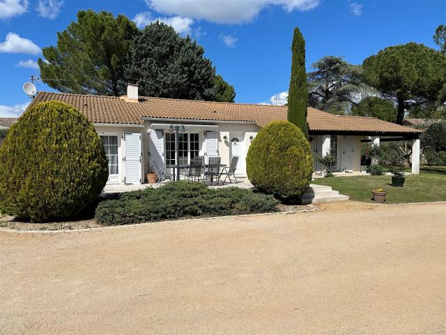 À 4 km du centre d’Uzès, belle propriété de 180 m² sur un te. 180m² Uzès