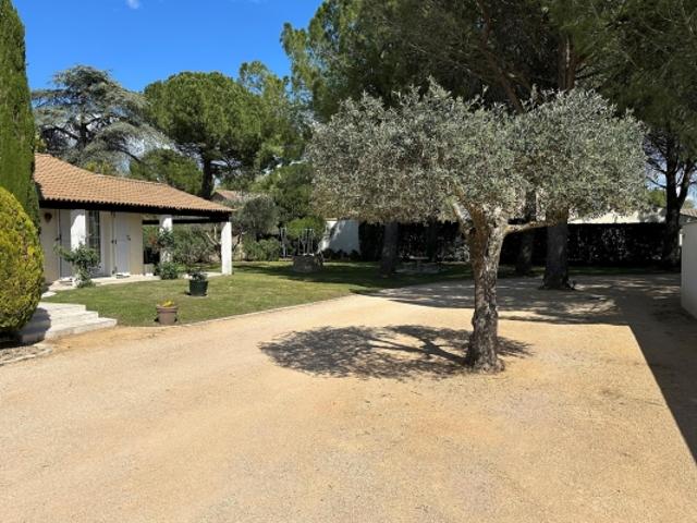 À 4 km du centre d’Uzès, belle propriété de 180 m² sur un terrain de 2 200 m². Aucune nuisance