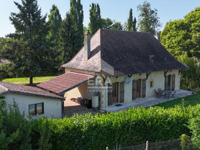 A 4km des commodités, Charmante Périgourdine avec diverses dépendances, une piscine et un agréable jardin arboré autour