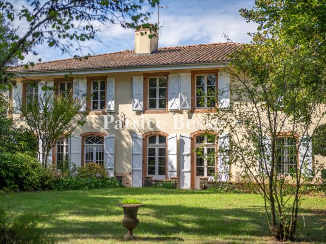 À 55 min de Toulouse, avec son parc d'agrément, sa piscine. 412m² Saint Nicolas de la Grave