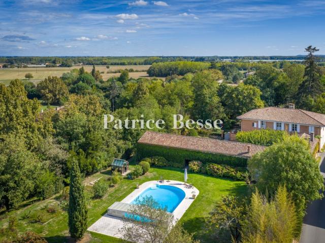 À 55 min de Toulouse, avec son parc d'agrément, sa piscine. 412m² Saint Nicolas de la Grave