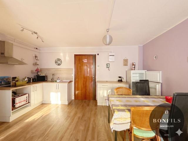 A 500M DES REMPARTS A LOUER AVIGNON 84000: T2 MEUBLE ASCENSEUR BALCON PARKING CLIMATISATION