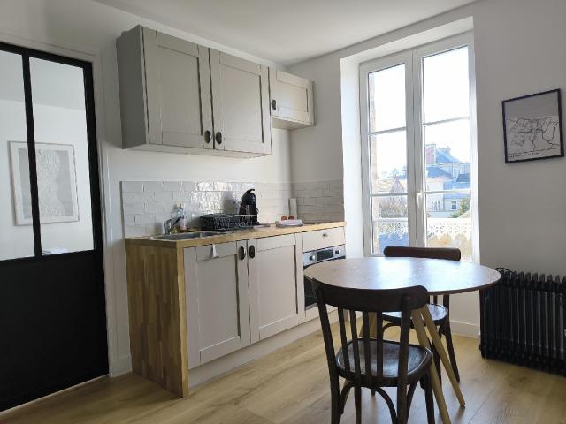 A 50 mètres à pied de la plage ! Au sein d'une petite copropriété avec de faibles charges, bel appartement lum