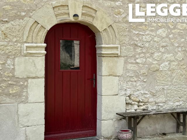 A 5 min de Loudun, ancienne ferme avec cour carrée et vue dominante, actuellement 2 chambres et beau potentiel