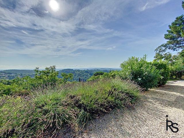 A 5 minutes d’un village avec tous les commerces, une maison. 114m² Largentière