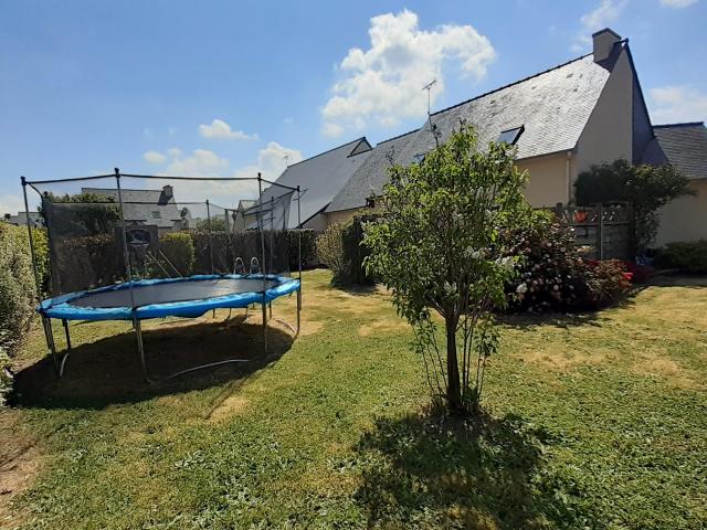 A 5 minutes de Dinard, de belles prestations pour cette maison « prêt à vivre » de 110 m² sur son jardin clos et arboré de 630 m² !