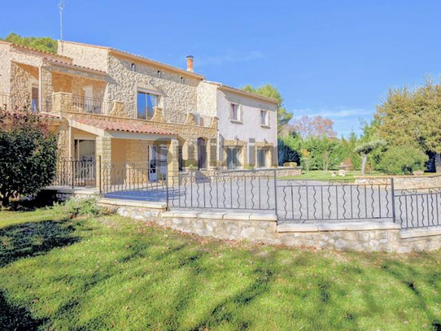 A 6 km d'Uzès, grande propriété familiale avec piscine et de