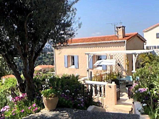 À 7 minutes du centre ville, à quelques minutes à pied de l’. 142m² Nice