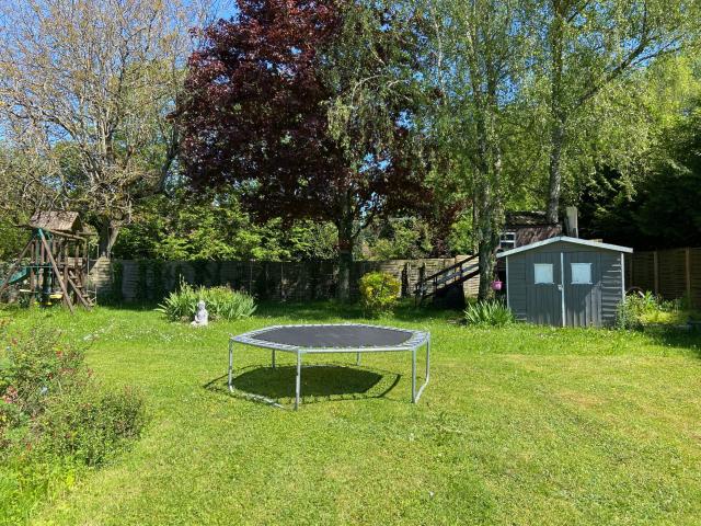 A 7mn de TOUCY, Jolie maison de 130 m2, 5 pièces, piscine chauffée, le tout sur un terrain de 1220 m2, jardin