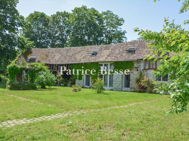 À 80 km de Paris, au pied du Vexin normand, un ancien prieur. 392m² Vernon